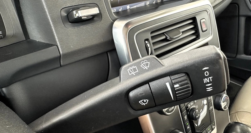 Volvo V60 cena 34900 przebieg: 262000, rok produkcji 2011 z Olsztyn małe 781